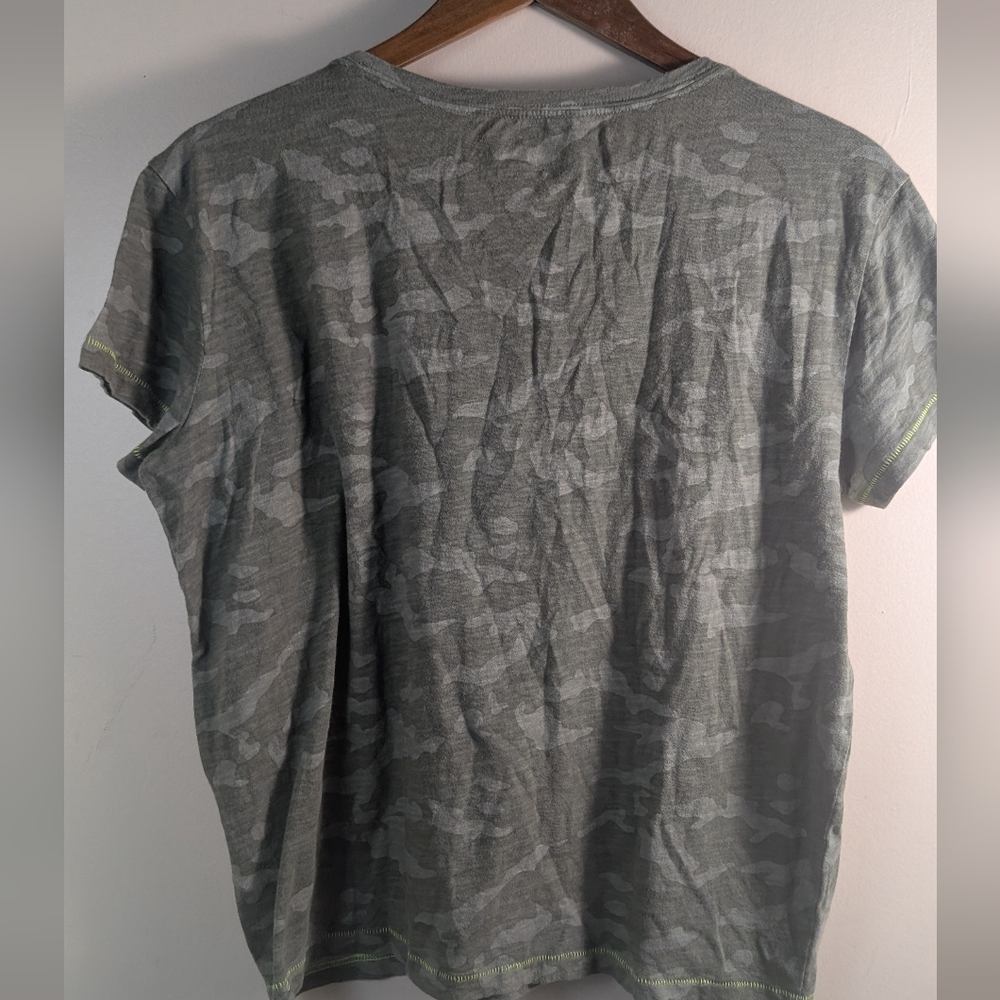 Vineyard Vines Camouflage Green Cotton Surf Tee Shirt - Picture 5 of 6